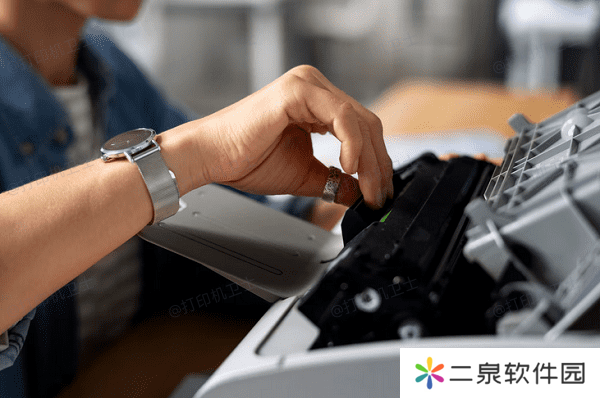 按照型号安全取出硒鼓组件